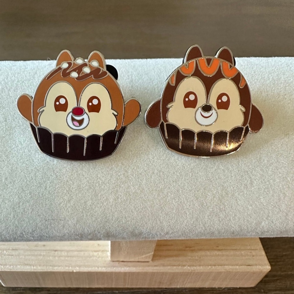 Disney munchlings trading pin series 1 - chip‎ & dale